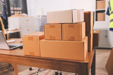 Girişim KOBİ küçük işletme girişimcisi önlük giyen Asyalı kadın dizüstü bilgisayar ve kutu kullanarak çevrimiçi müşterilere, çevrimiçi sme iş fikirlerine satış hazırlamak için siparişleri alır ve gözden geçirir.