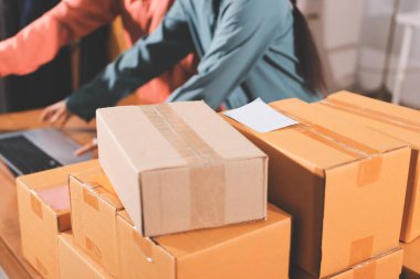 Girişim KOBİ küçük işletme girişimcisi önlük giyen Asyalı kadın dizüstü bilgisayar ve kutu kullanarak çevrimiçi müşterilere, çevrimiçi sme iş fikirlerine satış hazırlamak için siparişleri alır ve gözden geçirir.