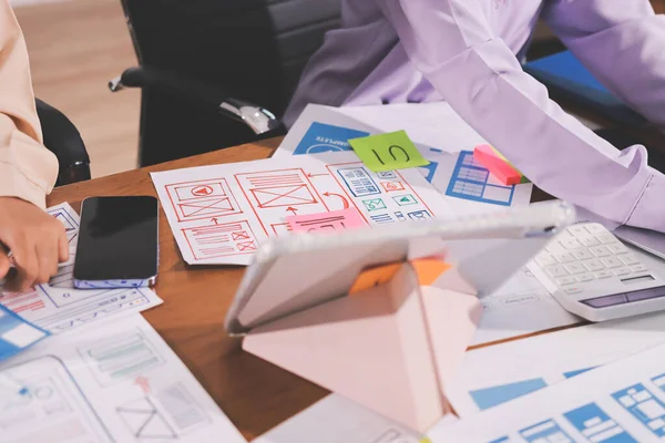 Mobil uygulama arayüzü kablo dizaynı hakkında modern ofisteki müşteri breif ve renk kodu ile fikir alışverişinde bulunan uu geliştirici ve ui tasarımcısını kapat. Yaratıcı dijital geliştirme ajansı.