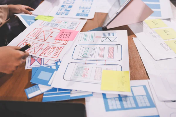 Mobil uygulama arayüzü kablo dizaynı hakkında modern ofisteki müşteri breif ve renk kodu ile fikir alışverişinde bulunan uu geliştirici ve ui tasarımcısını kapat. Yaratıcı dijital geliştirme ajansı.