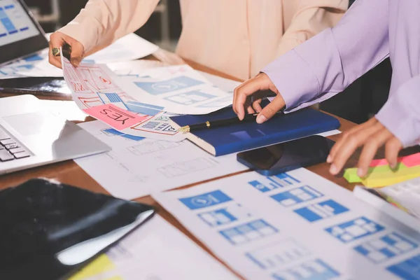 Mobil uygulama arayüzü kablo dizaynı hakkında modern ofisteki müşteri breif ve renk kodu ile fikir alışverişinde bulunan uu geliştirici ve ui tasarımcısını kapat. Yaratıcı dijital geliştirme ajansı.