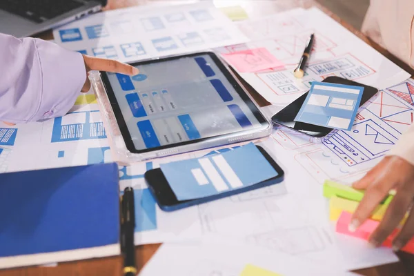 Mobil uygulama arayüzü kablo dizaynı hakkında modern ofisteki müşteri breif ve renk kodu ile fikir alışverişinde bulunan uu geliştirici ve ui tasarımcısını kapat. Yaratıcı dijital geliştirme ajansı.