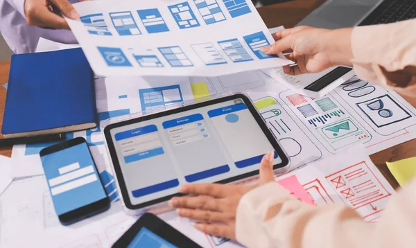 Mobil uygulama arayüzü kablo dizaynı hakkında modern ofisteki müşteri breif ve renk kodu ile fikir alışverişinde bulunan uu geliştirici ve ui tasarımcısını kapat. Yaratıcı dijital geliştirme ajansı.