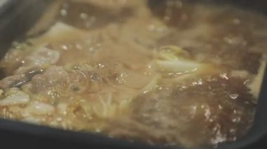 Masaüstü Shabu set konsepti. Bir tencere lezzetli sebze ve et yahnisi..