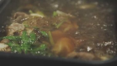 Masaüstü Shabu set konsepti. Bir tencere lezzetli sebze ve et yahnisi..