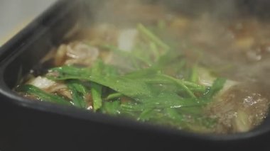 Masaüstü Shabu set konsepti. Bir tencere lezzetli sebze ve et yahnisi..