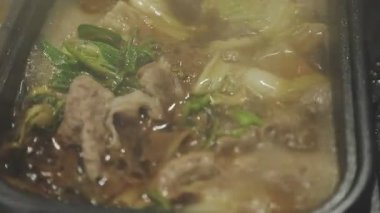 Masaüstü Shabu set konsepti. Bir tencere lezzetli sebze ve et yahnisi..