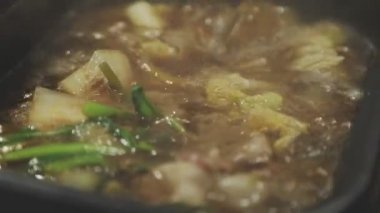 Masaüstü Shabu set konsepti. Bir tencere lezzetli sebze ve et yahnisi..