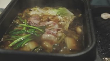 Masaüstü Shabu set konsepti. Bir tencere lezzetli sebze ve et yahnisi..