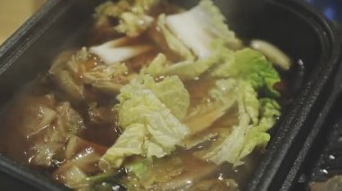 Masaüstü Shabu set konsepti. Bir tencere lezzetli sebze ve et yahnisi..