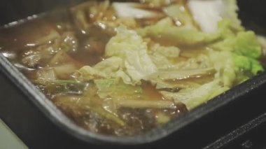 Masaüstü Shabu set konsepti. Bir tencere lezzetli sebze ve et yahnisi..