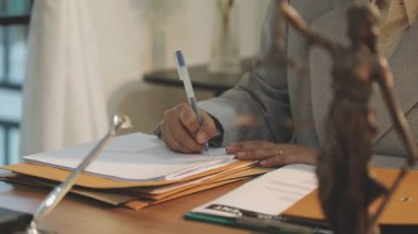 Hukuk danışmanı, ofisteki yasalar çerçevesinde işlenen suçları anlatıyor..