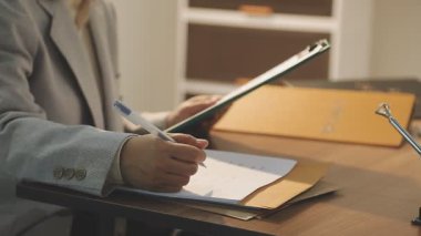 Hukuk danışmanı, ofisteki yasalar çerçevesinde işlenen suçları anlatıyor..