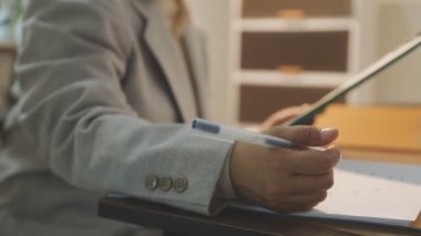 Hukuk danışmanı, ofisteki yasalar çerçevesinde işlenen suçları anlatıyor..