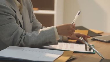 Hukuk danışmanı, ofisteki yasalar çerçevesinde işlenen suçları anlatıyor..