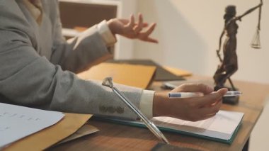 Hukuk danışmanı, ofisteki yasalar çerçevesinde işlenen suçları anlatıyor..