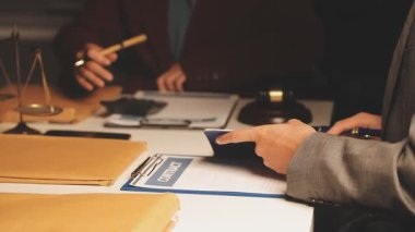 Hukuk danışmanı, ofisteki yasalar çerçevesinde işlenen suçları anlatıyor..