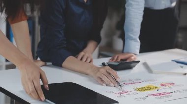 İki İşadamı İşyerinde Hesap Makinesini kullanarak Faturaları Hesaplıyor. İş ekibi toplantısı ve proje planı. İş adamları toplantı odasında tartışıyor.