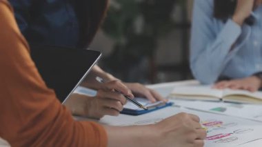 İki İşadamı İşyerinde Hesap Makinesini kullanarak Faturaları Hesaplıyor. İş ekibi toplantısı ve proje planı. İş adamları toplantı odasında tartışıyor.