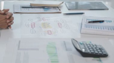 İki İşadamı İşyerinde Hesap Makinesini kullanarak Faturaları Hesaplıyor. İş ekibi toplantısı ve proje planı. İş adamları toplantı odasında tartışıyor.