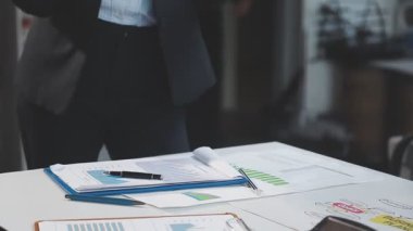 İki İşadamı İşyerinde Hesap Makinesini kullanarak Faturaları Hesaplıyor. İş ekibi toplantısı ve proje planı. İş adamları toplantı odasında tartışıyor.