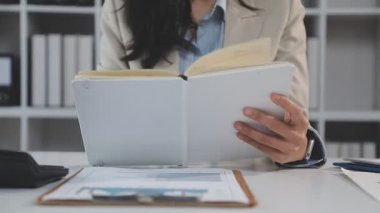 İki İşadamı İşyerinde Hesap Makinesini kullanarak Faturaları Hesaplıyor. İş ekibi toplantısı ve proje planı. İş adamları toplantı odasında tartışıyor.