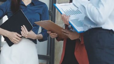 İki İşadamı İşyerinde Hesap Makinesini kullanarak Faturaları Hesaplıyor. İş ekibi toplantısı ve proje planı. İş adamları toplantı odasında tartışıyor.