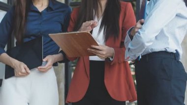 İki İşadamı İşyerinde Hesap Makinesini kullanarak Faturaları Hesaplıyor. İş ekibi toplantısı ve proje planı. İş adamları toplantı odasında tartışıyor.