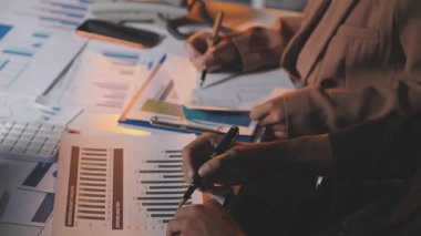 İki İşadamı İşyerinde Hesap Makinesini kullanarak Faturaları Hesaplıyor. İş ekibi toplantısı ve proje planı. İş adamları toplantı odasında tartışıyor.