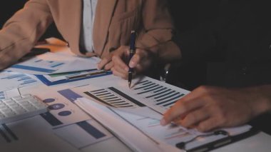 İki İşadamı İşyerinde Hesap Makinesini kullanarak Faturaları Hesaplıyor. İş ekibi toplantısı ve proje planı. İş adamları toplantı odasında tartışıyor.