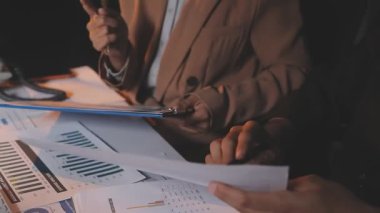 İki İşadamı İşyerinde Hesap Makinesini kullanarak Faturaları Hesaplıyor. İş ekibi toplantısı ve proje planı. İş adamları toplantı odasında tartışıyor.