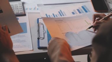 İki İşadamı İşyerinde Hesap Makinesini kullanarak Faturaları Hesaplıyor. İş ekibi toplantısı ve proje planı. İş adamları toplantı odasında tartışıyor.