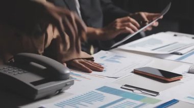 İki İşadamı İşyerinde Hesap Makinesini kullanarak Faturaları Hesaplıyor. İş ekibi toplantısı ve proje planı. İş adamları toplantı odasında tartışıyor.