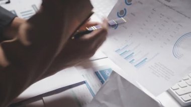 İki İşadamı İşyerinde Hesap Makinesini kullanarak Faturaları Hesaplıyor. İş ekibi toplantısı ve proje planı. İş adamları toplantı odasında tartışıyor.