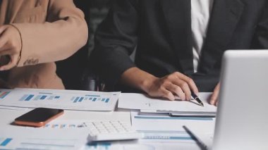 İki İşadamı İşyerinde Hesap Makinesini kullanarak Faturaları Hesaplıyor. İş ekibi toplantısı ve proje planı. İş adamları toplantı odasında tartışıyor.