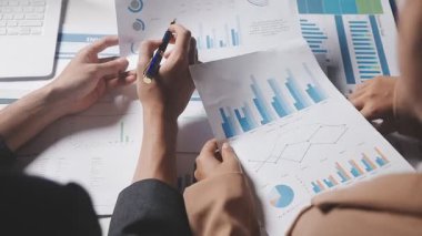 İki İşadamı İşyerinde Hesap Makinesini kullanarak Faturaları Hesaplıyor. İş ekibi toplantısı ve proje planı. İş adamları toplantı odasında tartışıyor.