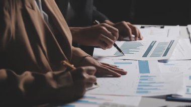 İki İşadamı İşyerinde Hesap Makinesini kullanarak Faturaları Hesaplıyor. İş ekibi toplantısı ve proje planı. İş adamları toplantı odasında tartışıyor.