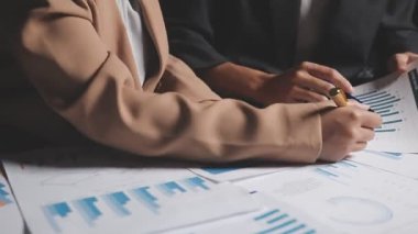 İki İşadamı İşyerinde Hesap Makinesini kullanarak Faturaları Hesaplıyor. İş ekibi toplantısı ve proje planı. İş adamları toplantı odasında tartışıyor.