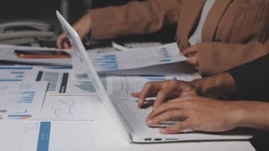 İki İşadamı İşyerinde Hesap Makinesini kullanarak Faturaları Hesaplıyor. İş ekibi toplantısı ve proje planı. İş adamları toplantı odasında tartışıyor.