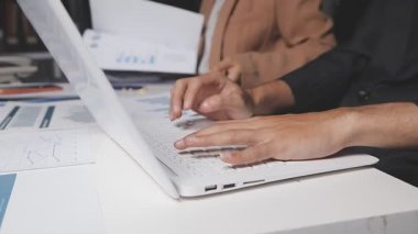 İki İşadamı İşyerinde Hesap Makinesini kullanarak Faturaları Hesaplıyor. İş ekibi toplantısı ve proje planı. İş adamları toplantı odasında tartışıyor.