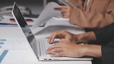 İki İşadamı İşyerinde Hesap Makinesini kullanarak Faturaları Hesaplıyor. İş ekibi toplantısı ve proje planı. İş adamları toplantı odasında tartışıyor.