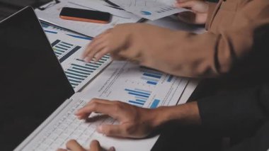 İki İşadamı İşyerinde Hesap Makinesini kullanarak Faturaları Hesaplıyor. İş ekibi toplantısı ve proje planı. İş adamları toplantı odasında tartışıyor.