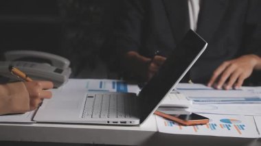 İki İşadamı İşyerinde Hesap Makinesini kullanarak Faturaları Hesaplıyor. İş ekibi toplantısı ve proje planı. İş adamları toplantı odasında tartışıyor.