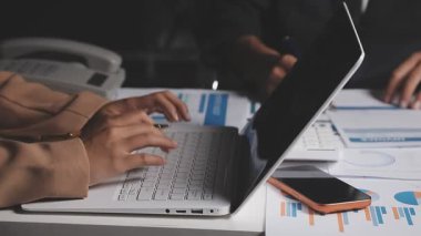 İki İşadamı İşyerinde Hesap Makinesini kullanarak Faturaları Hesaplıyor. İş ekibi toplantısı ve proje planı. İş adamları toplantı odasında tartışıyor.