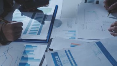 İki İşadamı İşyerinde Hesap Makinesini kullanarak Faturaları Hesaplıyor. İş ekibi toplantısı ve proje planı. İş adamları toplantı odasında tartışıyor.