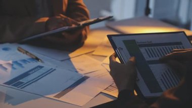 İki İşadamı İşyerinde Hesap Makinesini kullanarak Faturaları Hesaplıyor. İş ekibi toplantısı ve proje planı. İş adamları toplantı odasında tartışıyor.