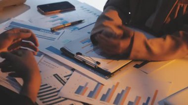 İki İşadamı İşyerinde Hesap Makinesini kullanarak Faturaları Hesaplıyor. İş ekibi toplantısı ve proje planı. İş adamları toplantı odasında tartışıyor.