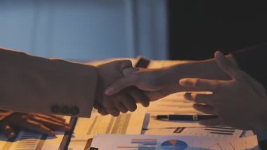 İki İşadamı İşyerinde Hesap Makinesini kullanarak Faturaları Hesaplıyor. İş ekibi toplantısı ve proje planı. İş adamları toplantı odasında tartışıyor.