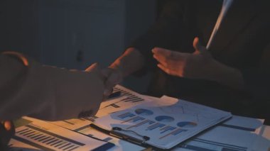 İki İşadamı İşyerinde Hesap Makinesini kullanarak Faturaları Hesaplıyor. İş ekibi toplantısı ve proje planı. İş adamları toplantı odasında tartışıyor.