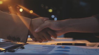 İki İşadamı İşyerinde Hesap Makinesini kullanarak Faturaları Hesaplıyor. İş ekibi toplantısı ve proje planı. İş adamları toplantı odasında tartışıyor.